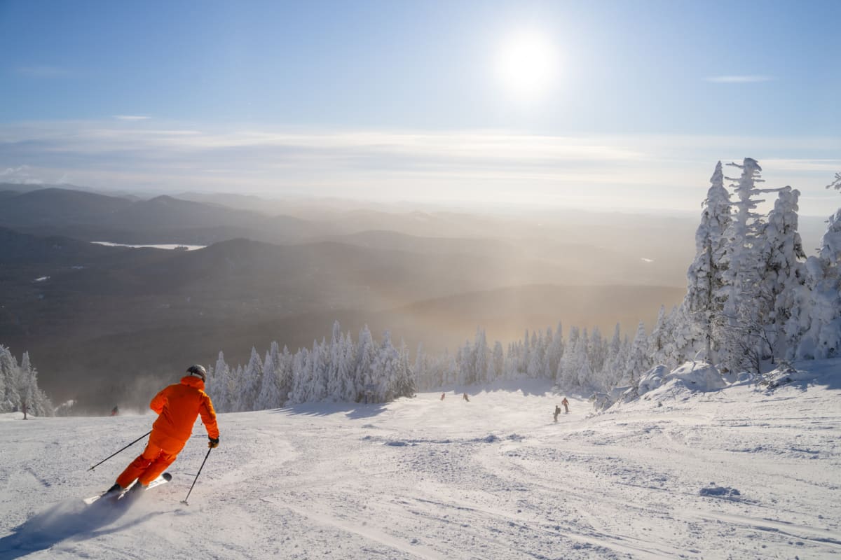 Personne en ski sur une piste au Mont-Tremblant.