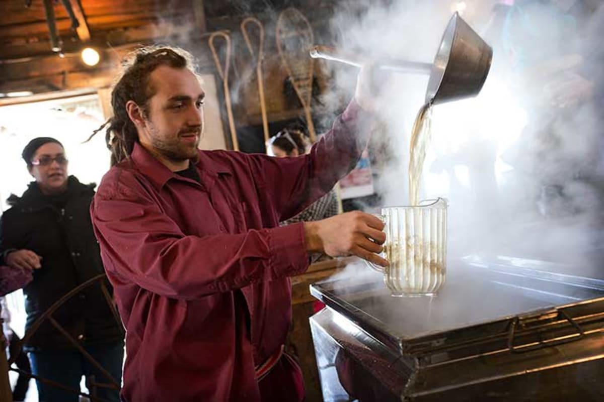 Homme à l'évaporateur d'érable, Érablière Aux Trois Renards.