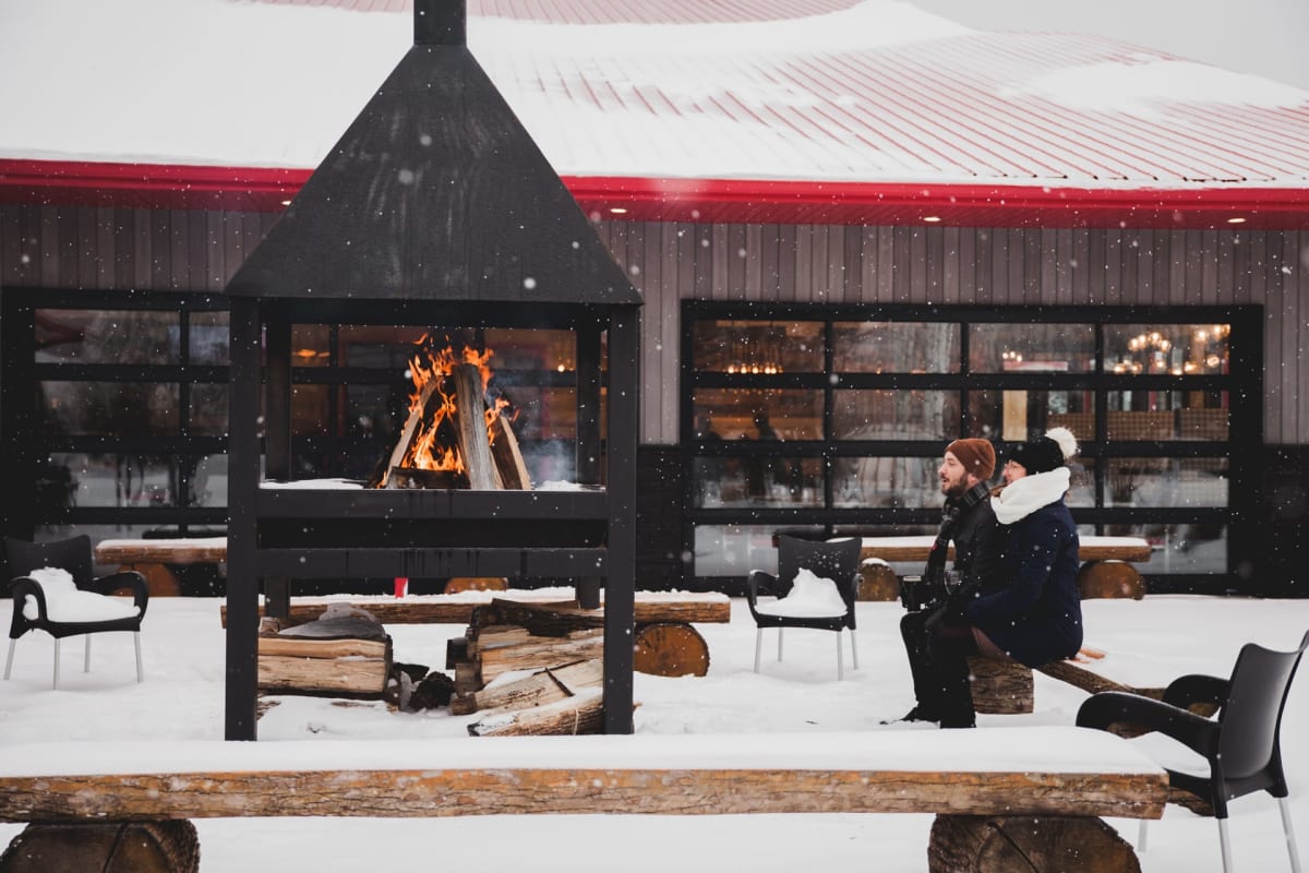Couple et feu extérieur devant la microbrasserie l'Entêté.