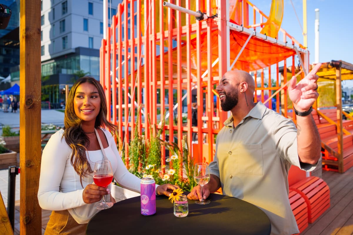 Couple sur une terrasse à la Station culturelle Momo à Laval l'automne.