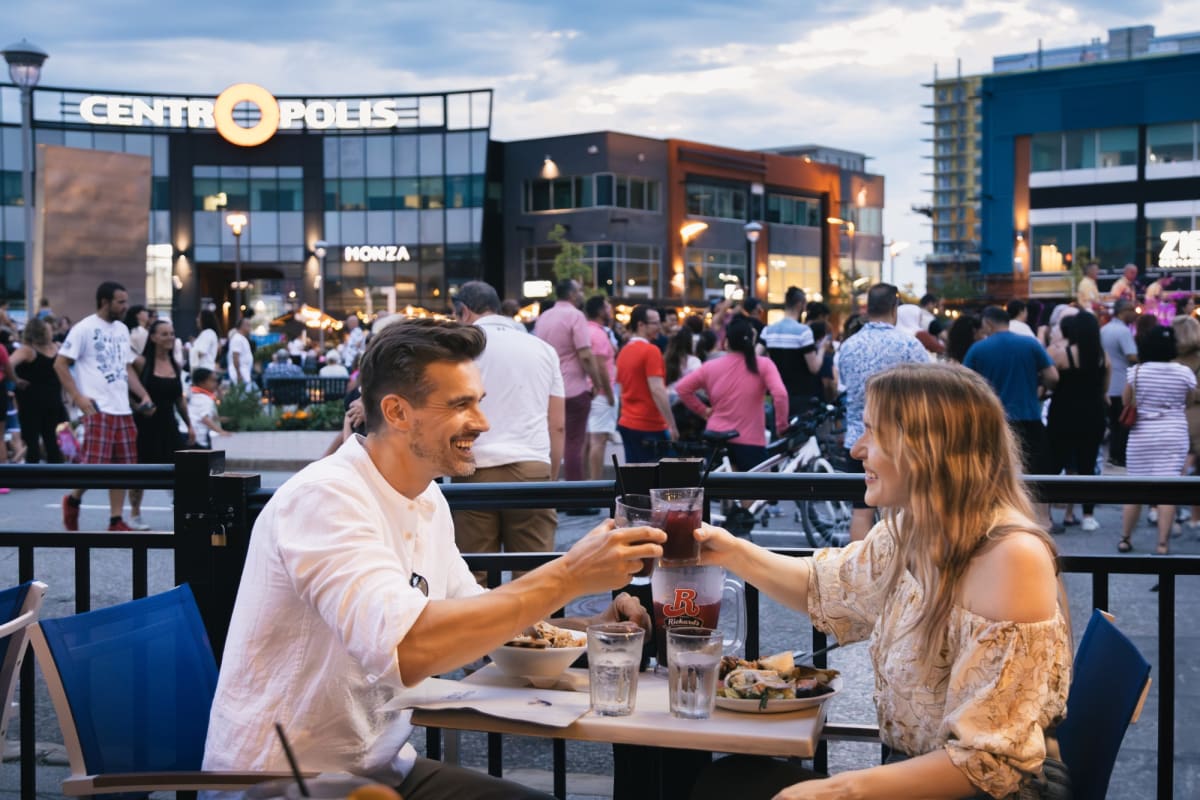 Couple sur une terrasse au Centropolis de Laval.