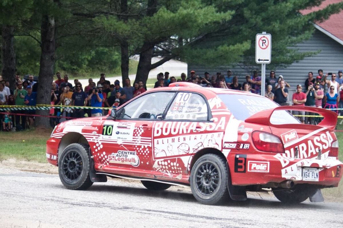 Voiture de course au Rallye Défi Petite Nation.