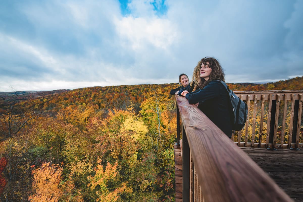 3 femmes en randonnée qui admirent le paysage d'un belvédère au Parc des Montagnes Noires de Ripon.