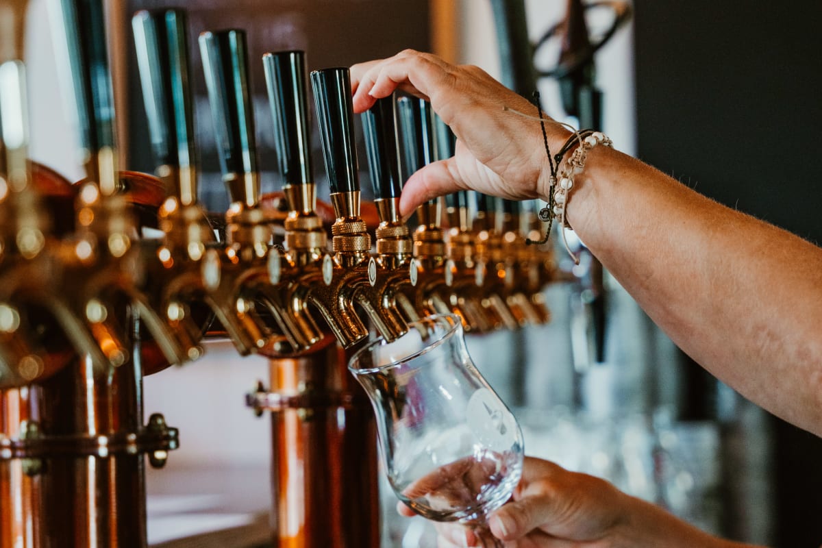 Bière en fût dans une microbrasserie.