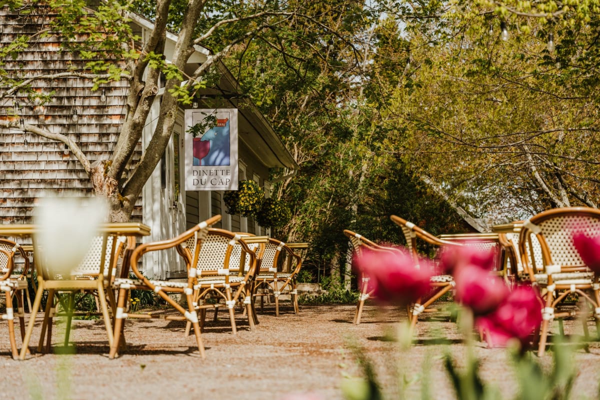 Terrasse de la Dinette du Cap au printemps.
