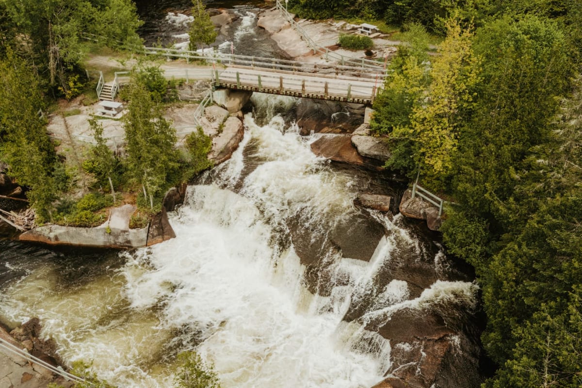 Vue aérienne d'une chute au printemps.