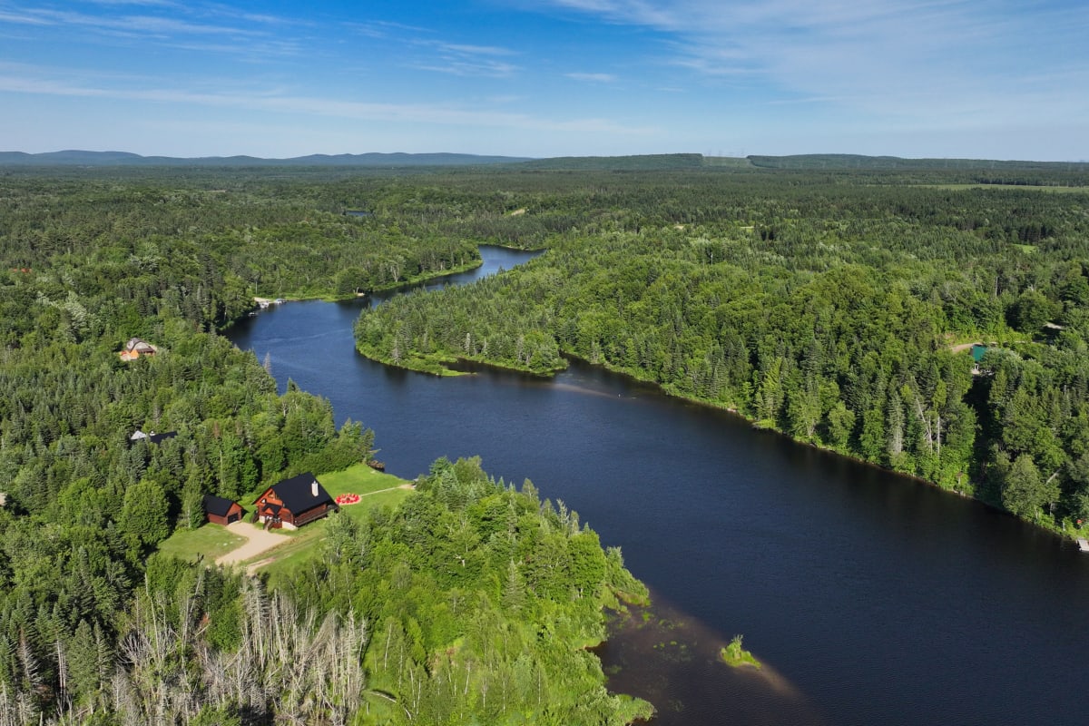 Rivière au village Au Chalet en Bois Rond.