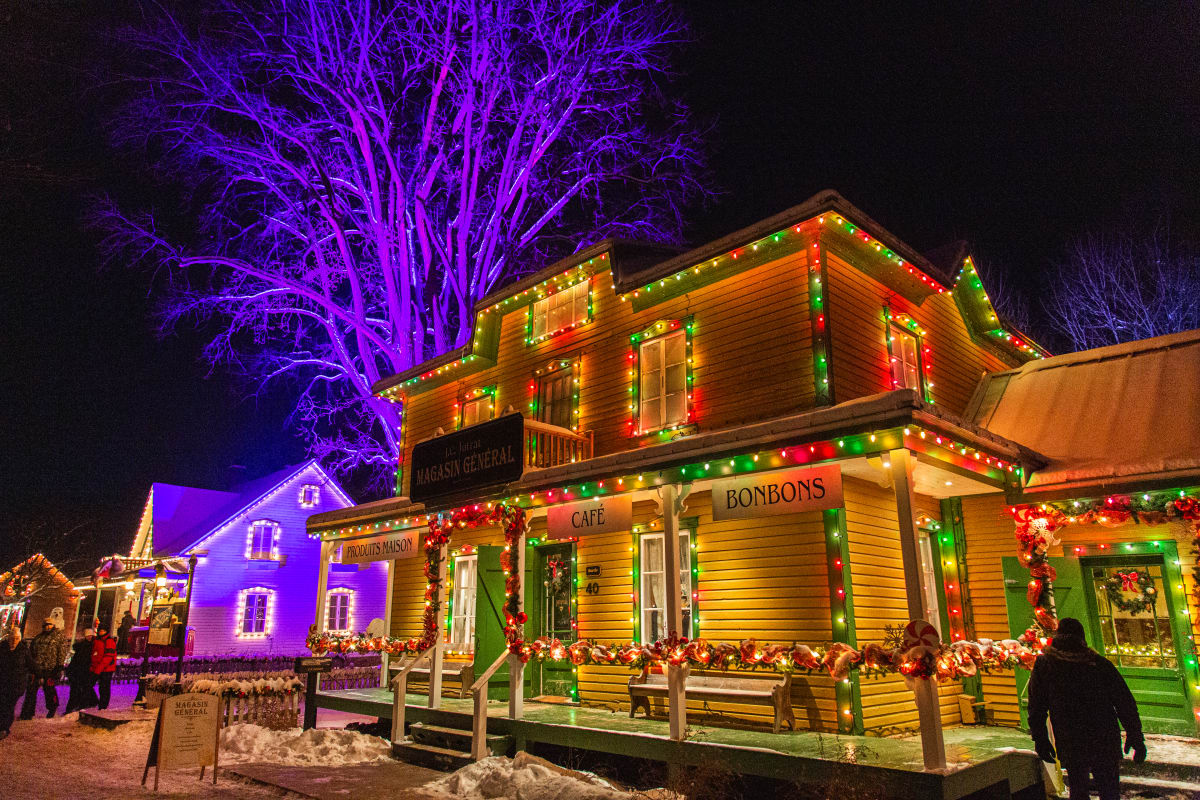 Village illuminé du village québécois d'antan.