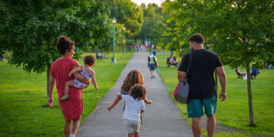Famille qui marche dans un parc