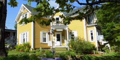 Extérieur jaune du gîte À l'Ancestrale B&B.