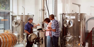 Couple visitant la distillerie. 