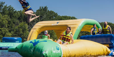 Jeux gonflables dans l'eau au Parc Jean-Dreapeau.