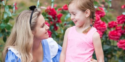Cendrillon avec un enfant à Au Pays des Merveilles.