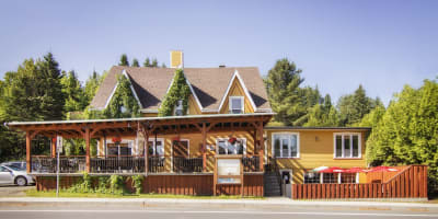 Auberge au Soleil Levant - Façade de l'auberge avec la terrasse