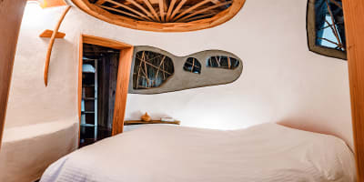 Auberge du changement d'ère - A white room with wooden details.