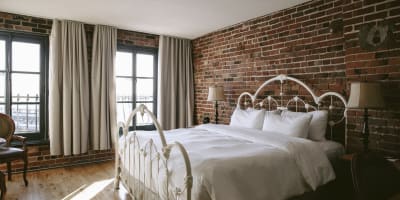 Auberge du Vieux-Port - Chambre avec un mur de briques