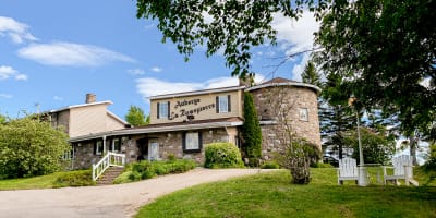 Façade de l'Auberge La Rosepierre en été.