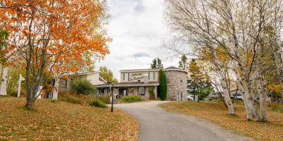 Façade de l'Auberge La Rosepierre en automne.