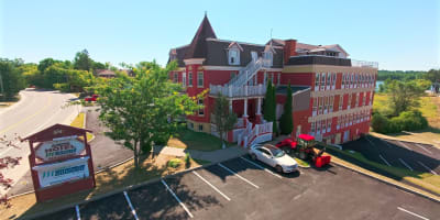 Vue aérienne de l'Auberge Montebello.
