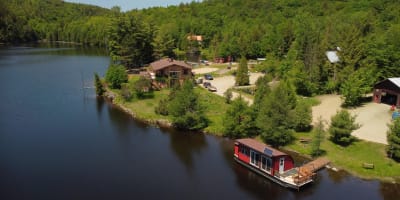 Vue aérienne du chalet flottant. 