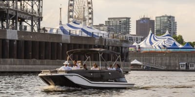 Un groupe de personnes font un tour en bateau sur le Fleuve Saint-Laurent au Vieux-Port de Montréal, avec un capitaine privé.