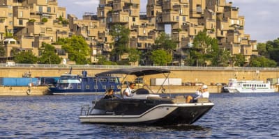 Des amis naviguent sur le fleuve Saint-Laurent au Vieux-Port de Montréal avec un capitaine expérimenté.