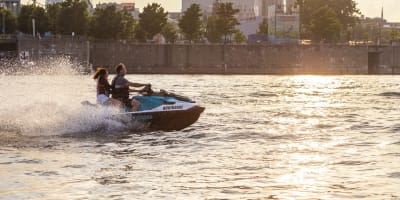 Un couple fait une sortie en motomarine sur le fleuve Saint-Laurent depuis le Vieux-Port de Montréal.