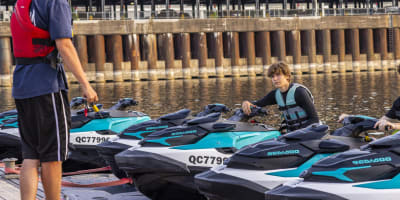 Un jeune se prépare à une sortie en motomarine avec un guide expérimenté.