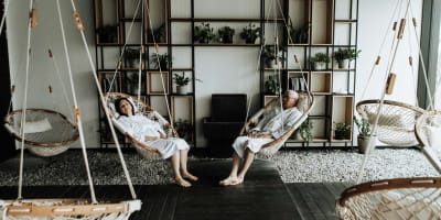 Couple relaxant dans un aire de repos