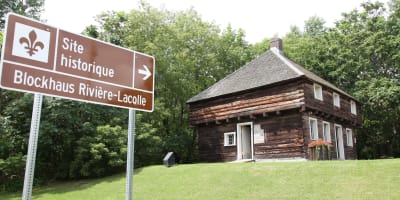 Blockhaus Rivière-Lacolle en été.