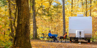Deux personnes assises à côté d'un VR au Parc national de la Jacques-Cartier, en automne.
