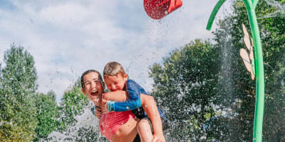 Camping du Pont Couvert - Deux individus dans des jeux d'eau
