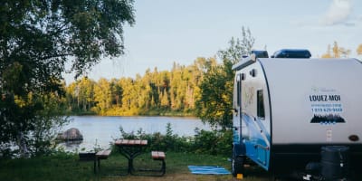 Camping le P'tit Paradis : terrain sur le bord de l'eau