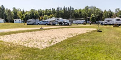 Camping Oiseau Bleu - Terrain de volleyball sur sable