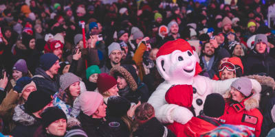 Bonhomme Carnaval dans une foule du Carnaval de Québec.