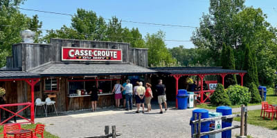 Casse-Croûte du Roy - Façade du casse-croûte en été