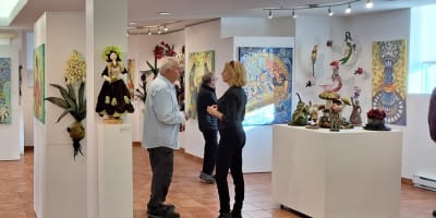 Centre d'action culturelle de la MRC Papineau - Des individus dans une salle remplie d'arts