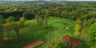 Aerial view of the Centre de Golf Le Versant in autumn.