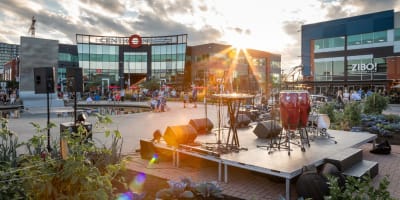 Une petite scène de concert en plein air, entouré du centre commercial Centropolis.