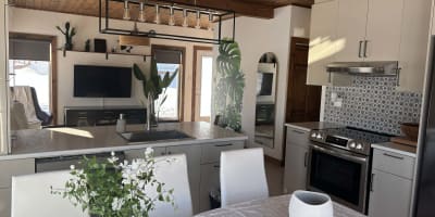 Cuisine et salon d'un chalet.