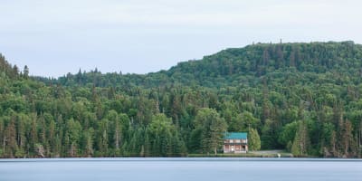 Chalet sur le bord de l'eau à la Réserve faunique de Portneuf.