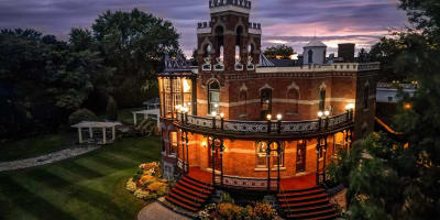 Château Saint-Antoine illuminé en soirée.