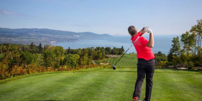 Homme de dos jouant au golf au Club de golf du Fairmont Le Manoir Richelieu.