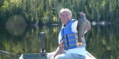 Un homme en train de pêcher