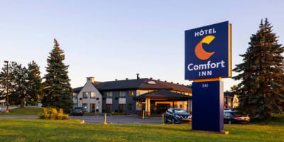 Le Comfort Inn Aéroport de Montréal, vu de l'extérieur.