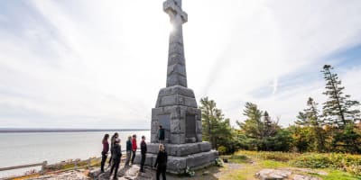Croisières Lachance - Visite d'un monument de la Grosse-Île - Visit of a monument on Grosse Île