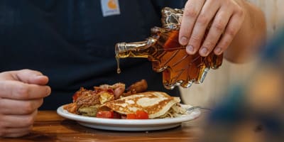 Repas de cabane à sucre à l'Érablière du Village.