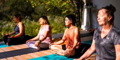 Séance de yoga à l'Espace Hors Champs