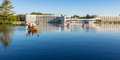 Personne en kayak le lac de l'hôtel.
