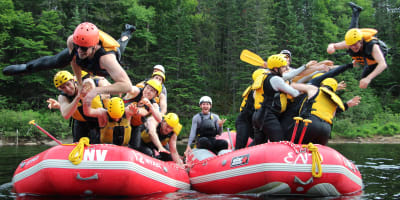 Expéditions Nouvelle Vague – two groups in rafting boats